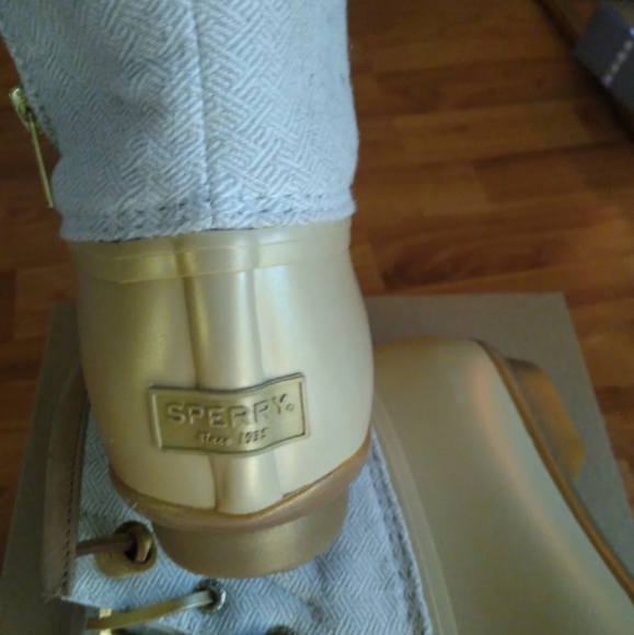 NEW SPERRY Women’s Saltwater Wool Gold/Ivor Duck Boots 8 - Picture 3 of 6